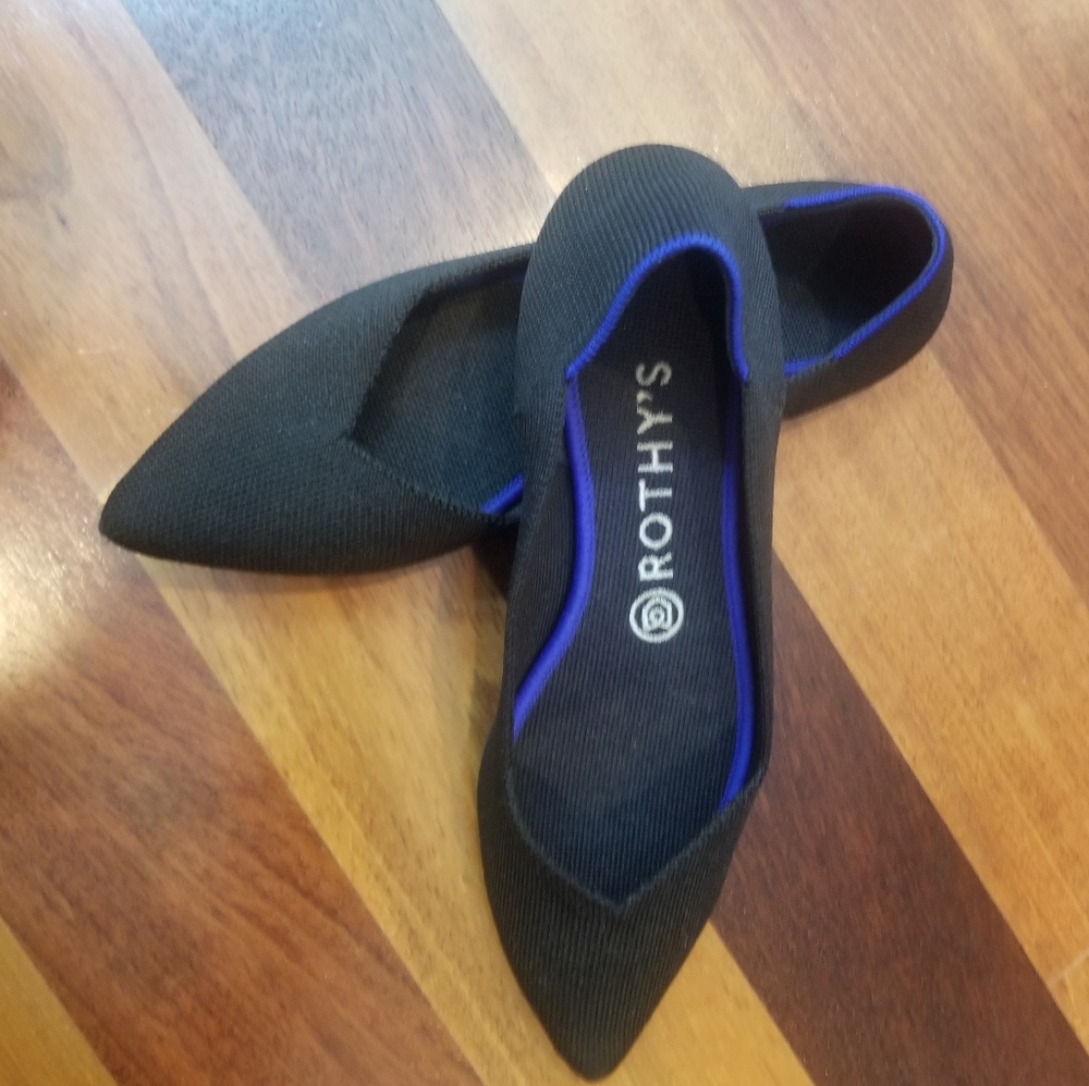 Roth's Black pointy toe